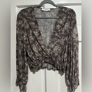 Seventeen Stars Gray Cropped Floral Blouse Size Small